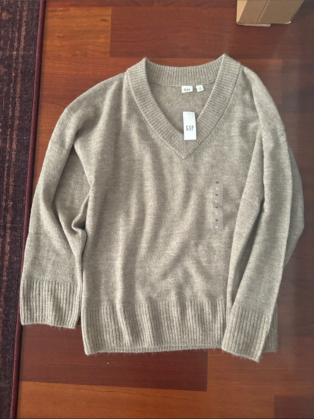 GAP Men's V-Neck Sweater in Light Taupe